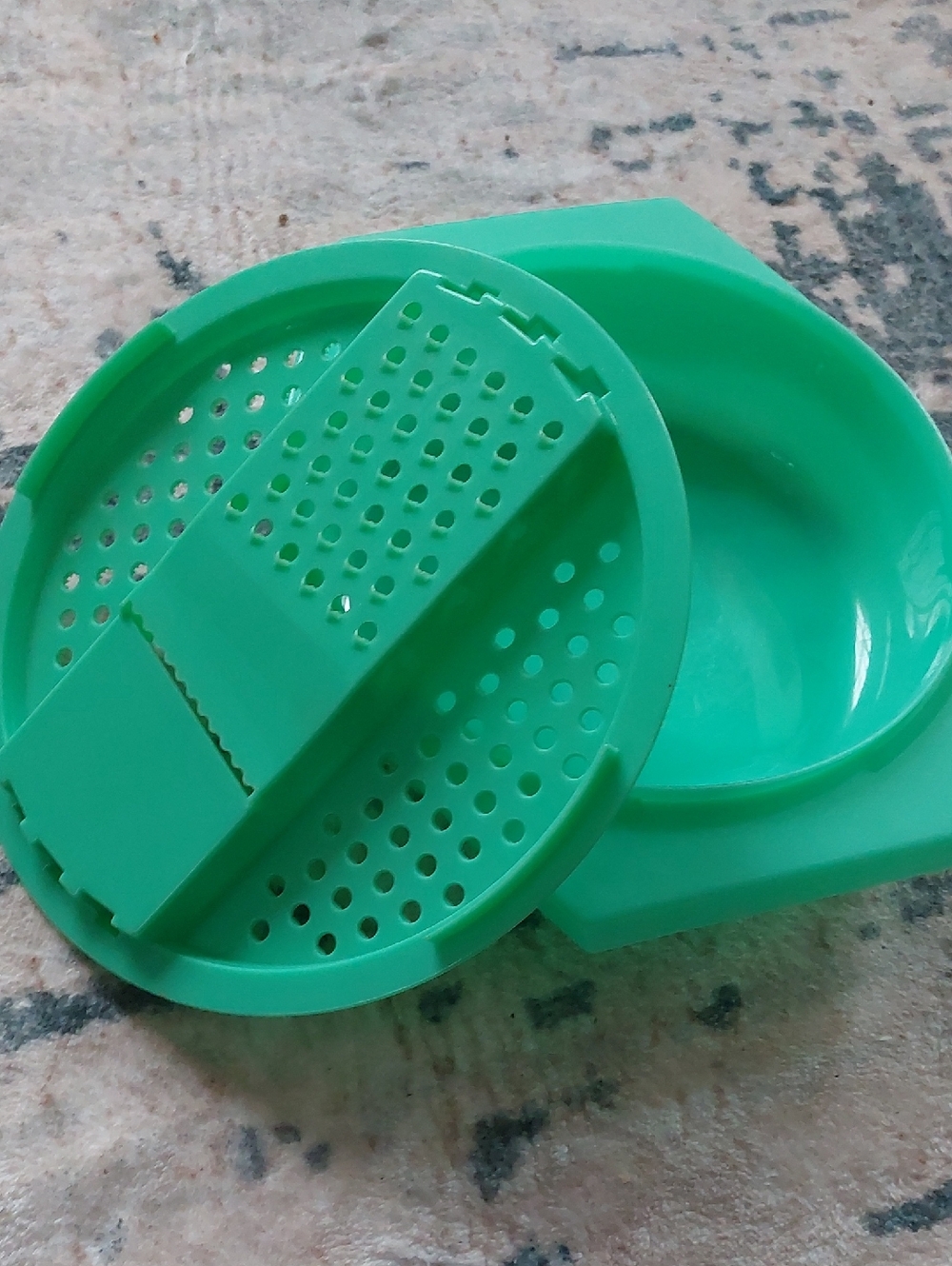 Tupperware Vintage Shredder And Dish